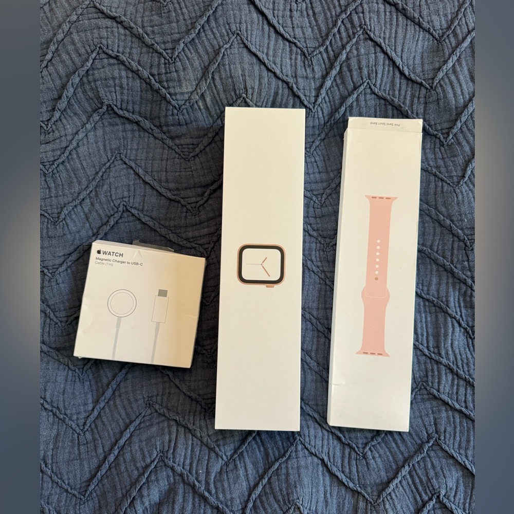 Apple Watch Series 4, Gold Aluminum Case, Pink Sand Sports Band, 40 MM
